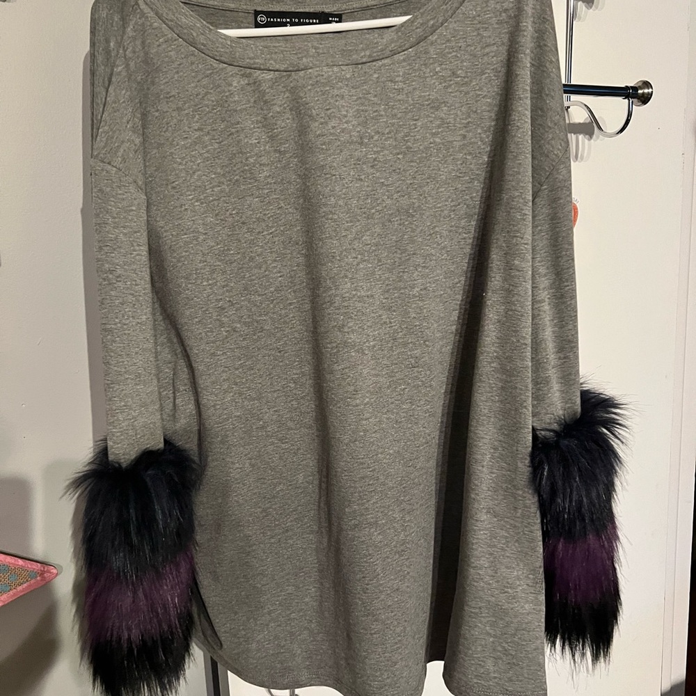 Fashion To Figure Top w/faux fur sleeve accents.